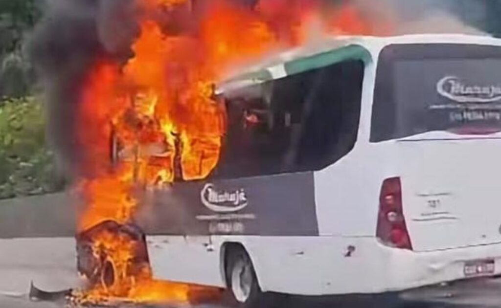 micro-onibus-pega-fogo-na-tamoios (2)