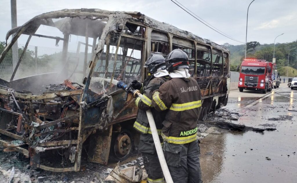micro-onibus-pega-fogo-na-tamoios (2)