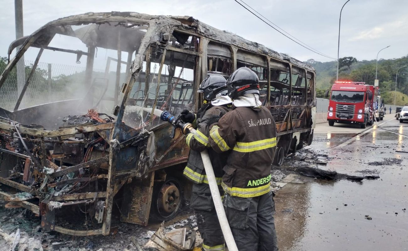 micro-onibus-pega-fogo-na-tamoios (2)