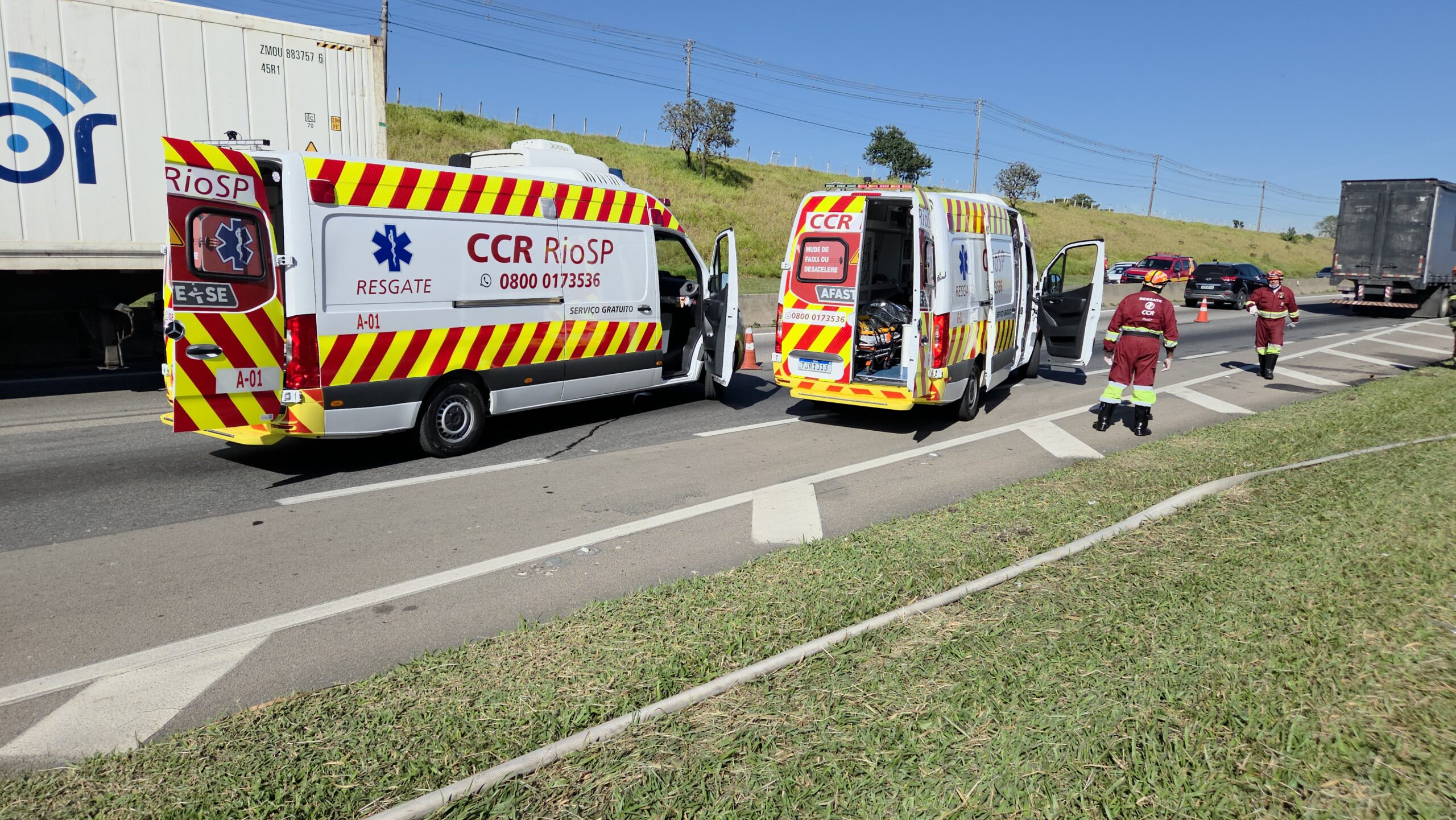 Acidente entre carreta e van