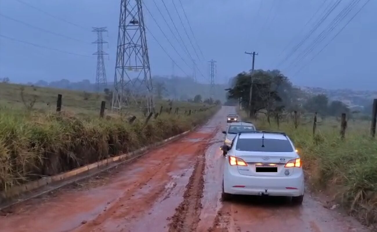 Chuva e lama deixam carros parados, trabalhadores e estudantes a pé em via, onde mora o presidente da Câmara Caçapava 29 Chuva e lama