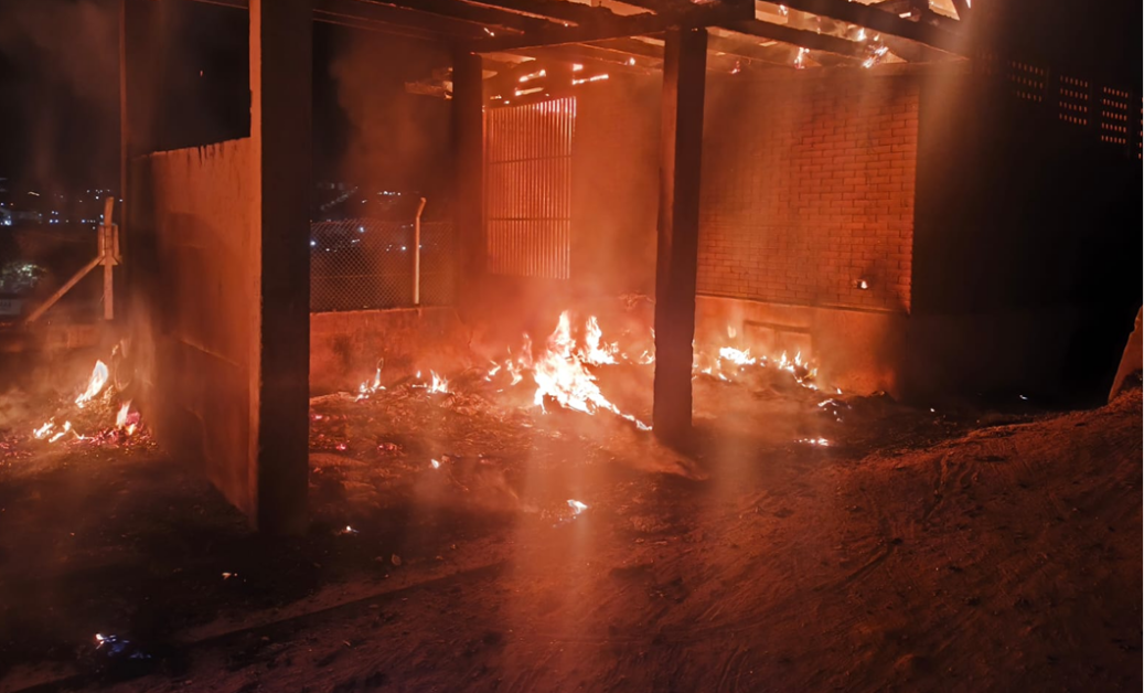 Incêndio atinge PEV no Jardim Santa Júlia em São José dos Campos