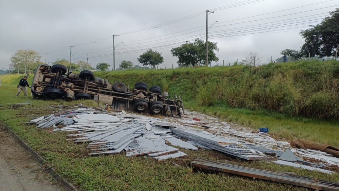 Tombamento de carreta e pane em caminhão travam o trânsito na Via Dutra em São José dos Campos 1 trânsito na Via Dutra em São José dos Campos
