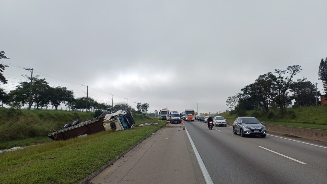 Tombamento de carreta e pane em caminhão travam o trânsito na Via Dutra em São José dos Campos 3 trânsito na Via Dutra em São José dos Campos