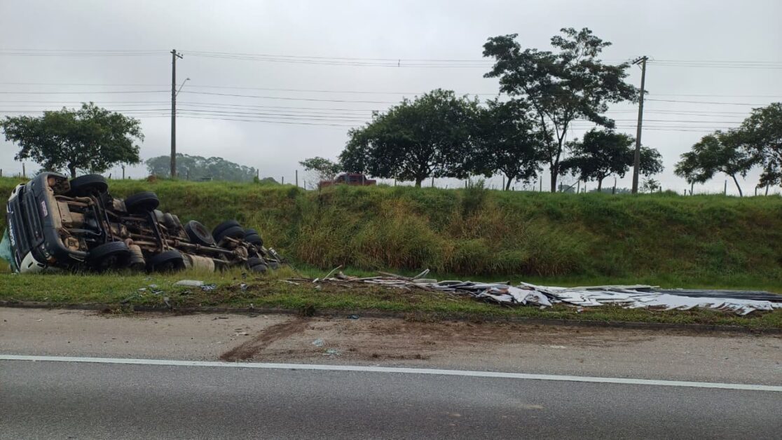 Tombamento de carreta e pane em caminhão travam o trânsito na Via Dutra em São José dos Campos 4 trânsito na Via Dutra em São José dos Campos