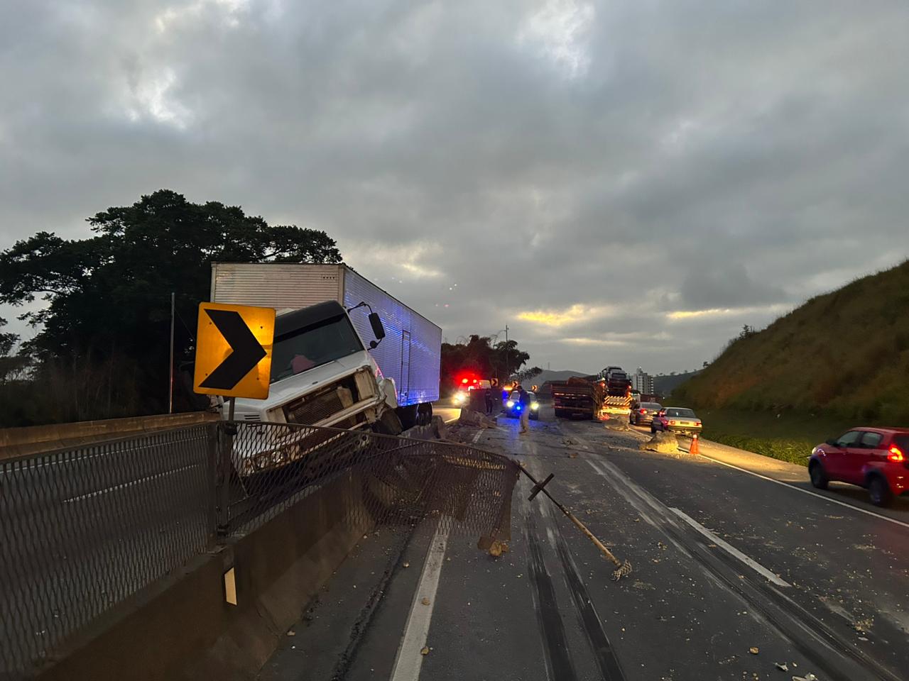 Acidente entre carreta e van