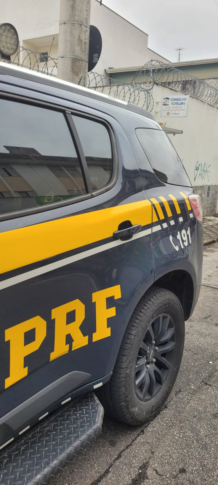 PRF resgata menina de 11 anos na Via Dutra
