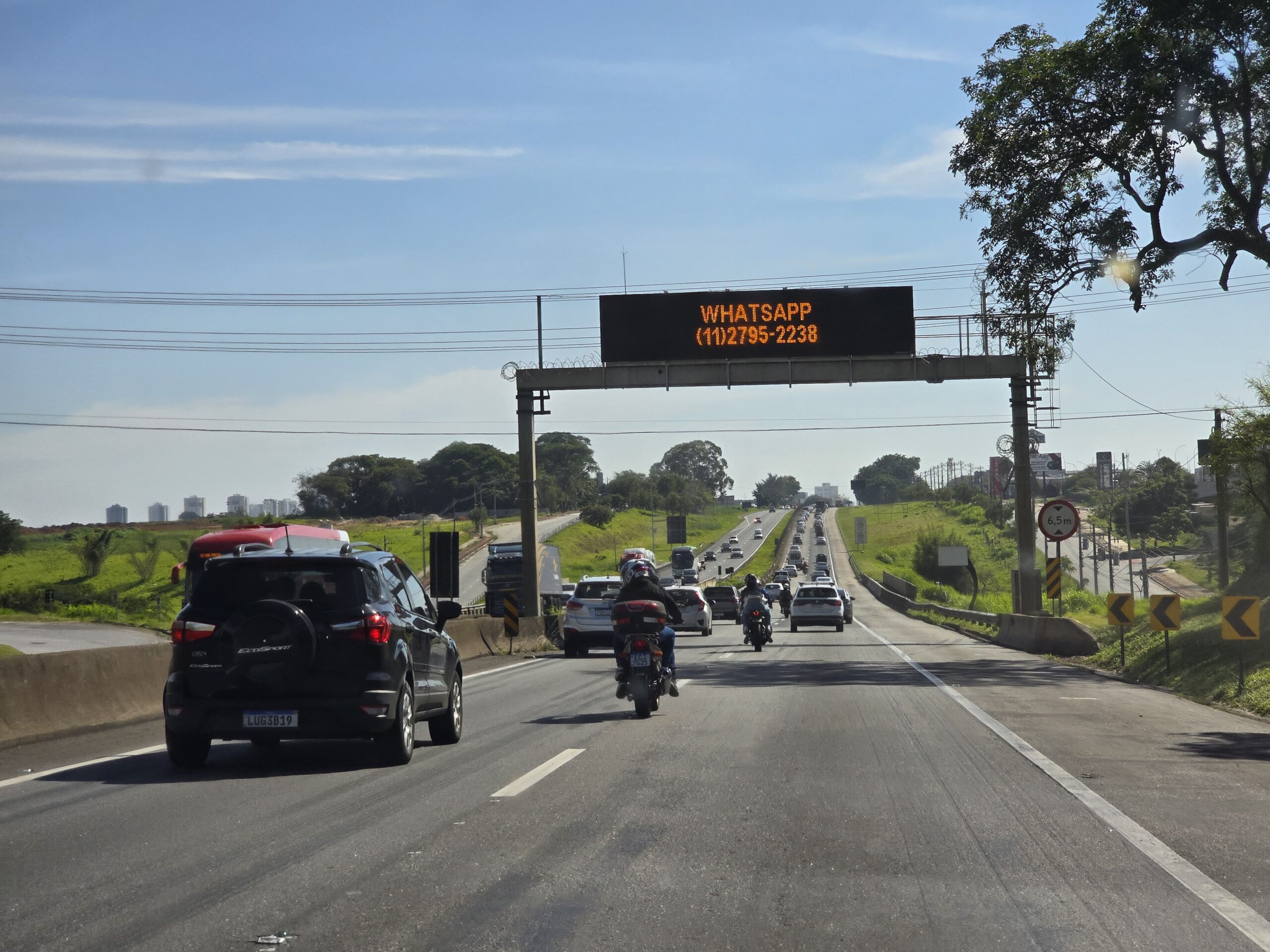 Acidentes na Dutra entre Taubaté e São José dos Campos complicam trânsito nesta quinta 5 Acidentes na Dutra entre Taubaté e São José
