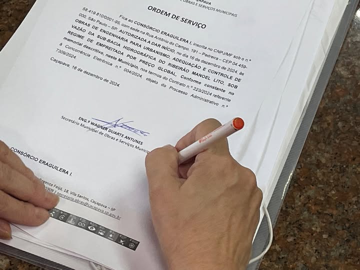 córrego na Avenida Brasil