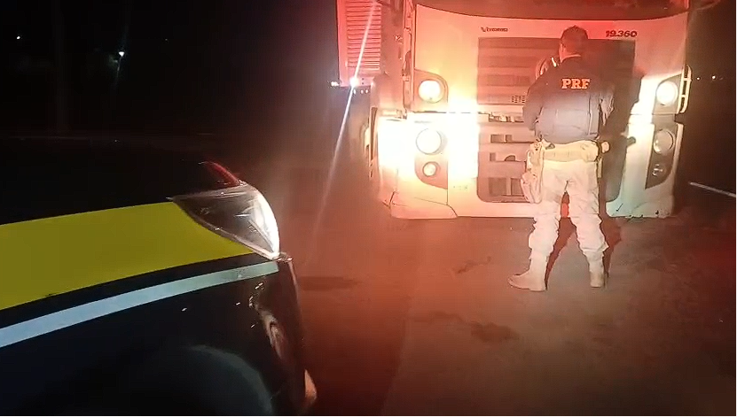 PRF localiza em Taubaté caminhão que arrastou carro na Dutra em São José dos Campos