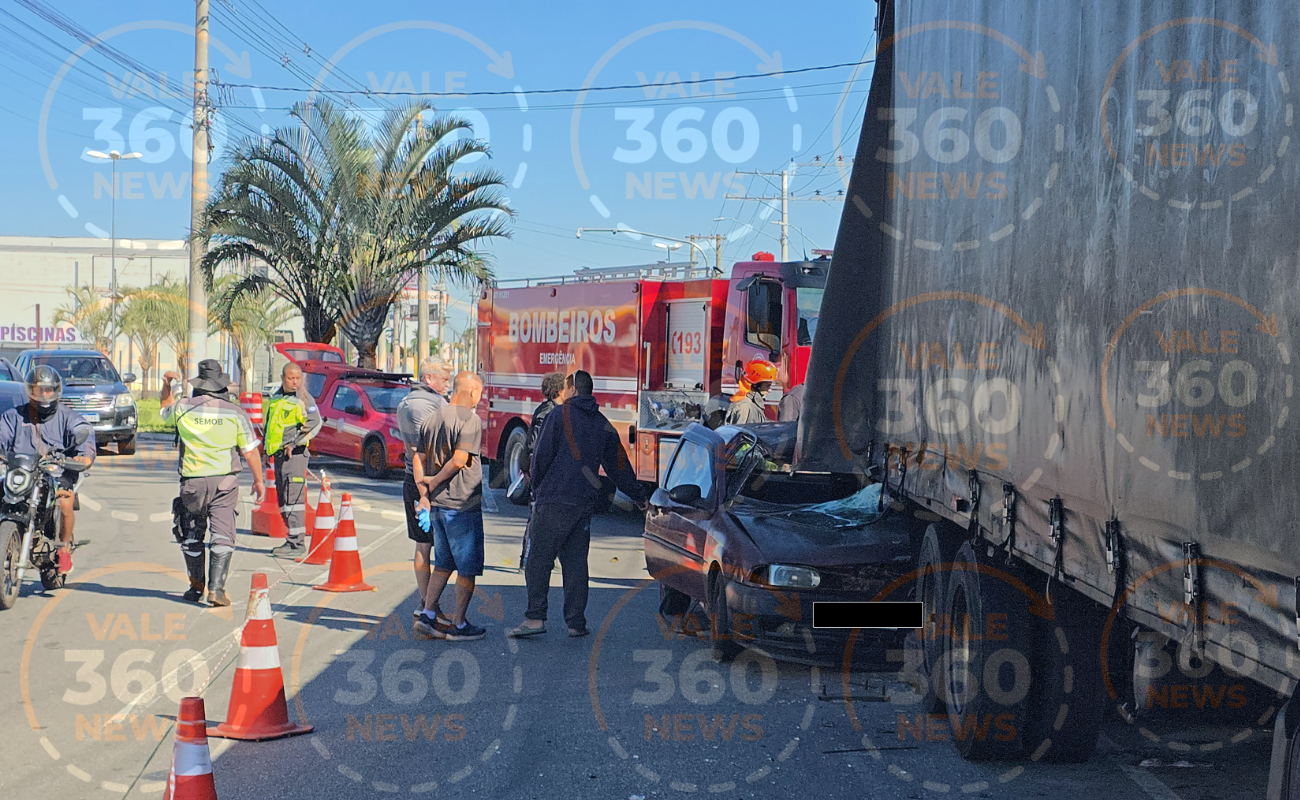 Idoso morre ao bater carro e entrar embaixo de caminhão parado em avenida de Taubaté 1 caminhão parado