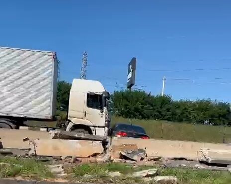 Caminhoneiro que arrastou carro de idosa na Dutra em São José dos Campos