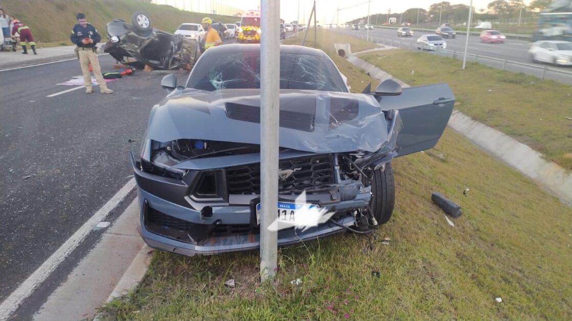 Casal fica ferido em acidente entre Mustang e Cobalt na Dutra em São José dos Campos; motorista do Mustang recusou bafômetro 2 Mustang