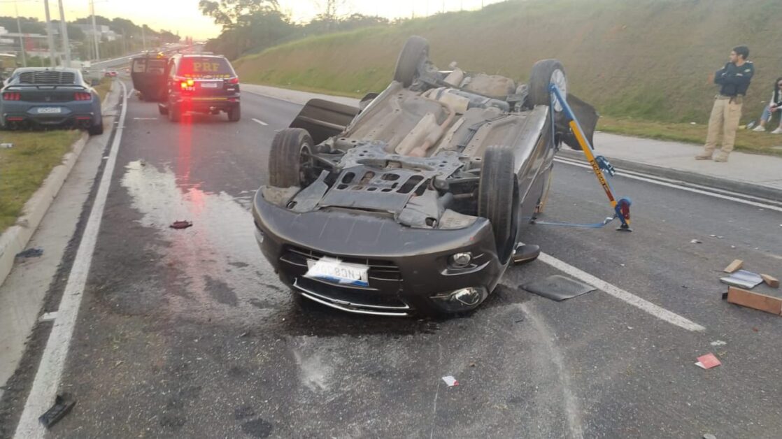 Casal fica ferido em acidente entre Mustang e Cobalt na Dutra em São José dos Campos; motorista do Mustang recusou bafômetro 1 Mustang