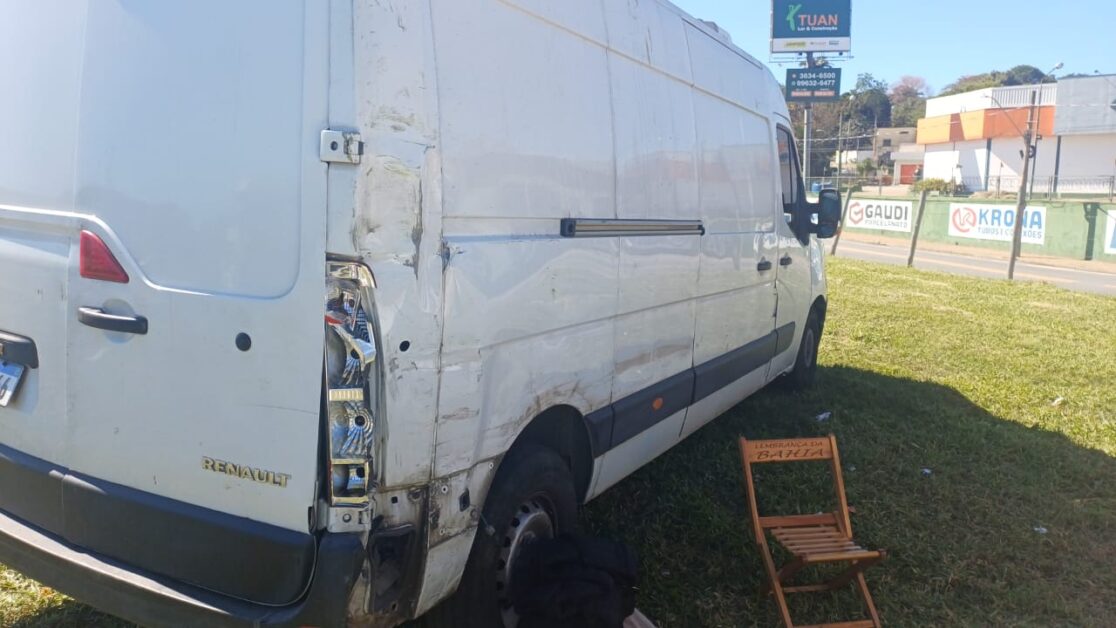 Engavetamento entre quatro veículos deixa cinco feridos, três graves, na Rodovia Presidente Dutra em Taubaté 1 Rodovia Presidente Dutra em Taubaté