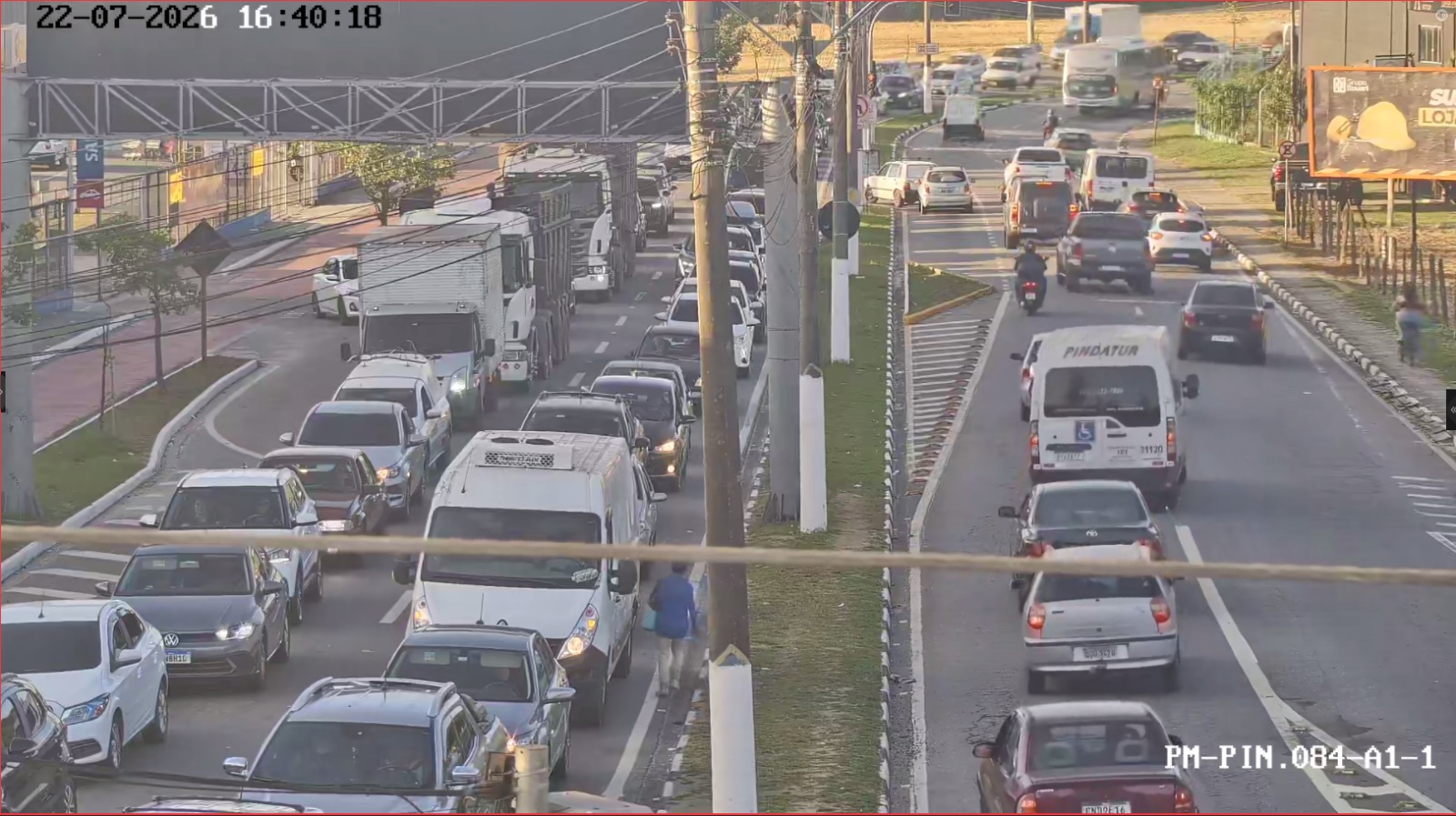 Motociclista morre em colisão com caminhão na Dutra em Pinda