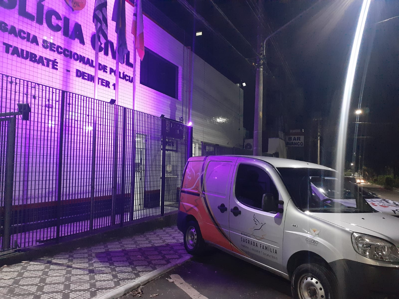 Homem tenta tomar arma de PM dentro de delegacia de Taubaté e é morto