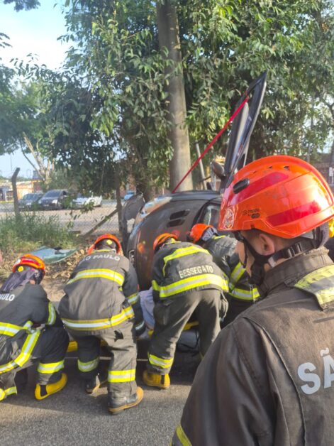 Idosa é socorrida após capotamento na marginal da Dutra em Jacareí 4 capotamento na marginal da Dutra em Jacareí