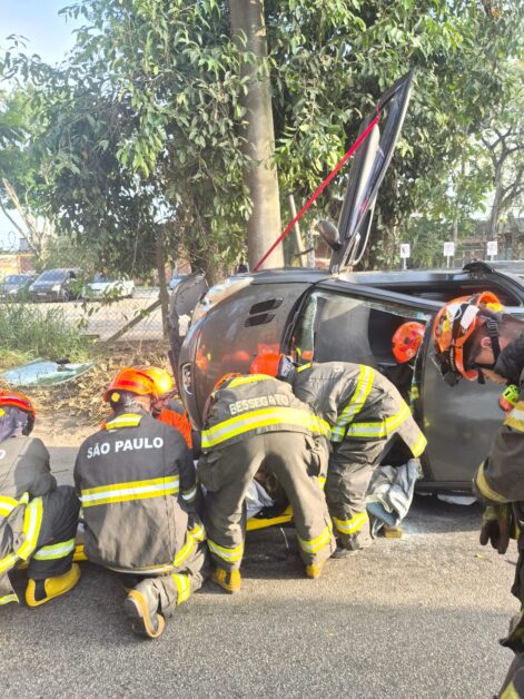 Idosa é socorrida após capotamento na marginal da Dutra em Jacareí 3 capotamento na marginal da Dutra em Jacareí