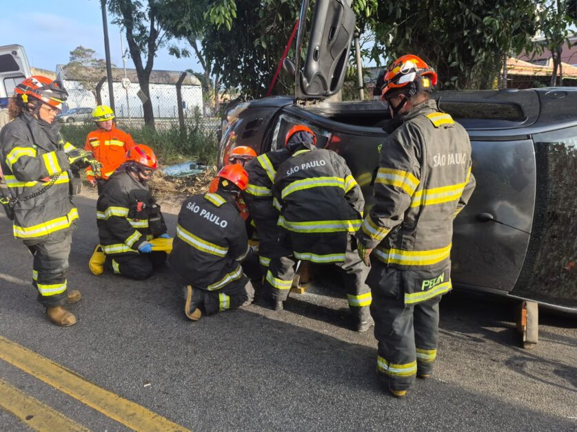 Idosa é socorrida após capotamento na marginal da Dutra em Jacareí 2 capotamento na marginal da Dutra em Jacareí
