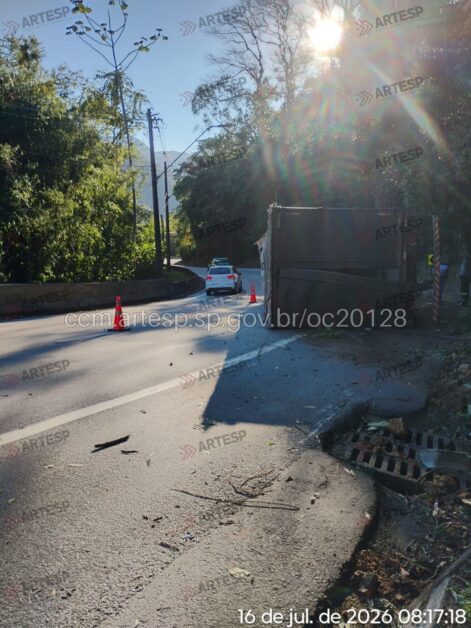Caminhão tomba na Tamoios, em Paraibuna, após pane nos freios e 3 pessoas saem ilesas 1 Caminhão tomba na Tamoios