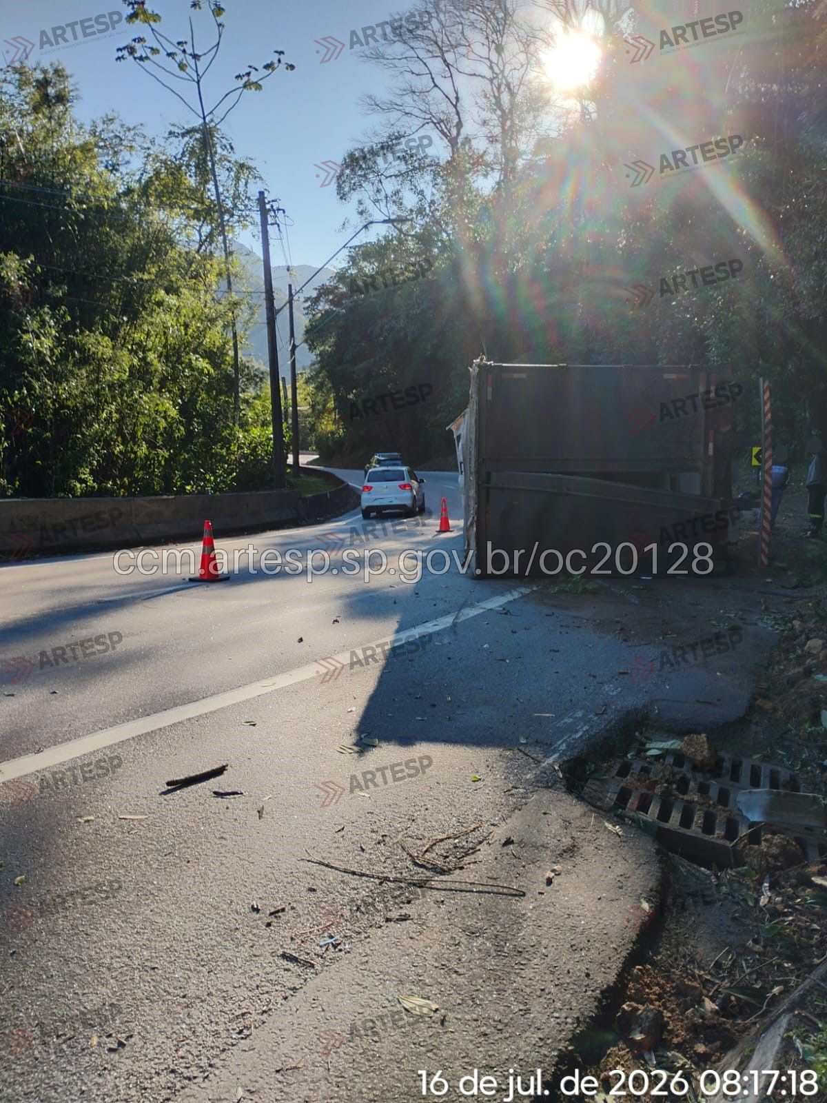 Caminhão tomba na Tamoios