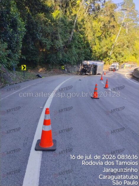Caminhão tomba na Tamoios, em Paraibuna, após pane nos freios e 3 pessoas saem ilesas 2 Caminhão tomba na Tamoios