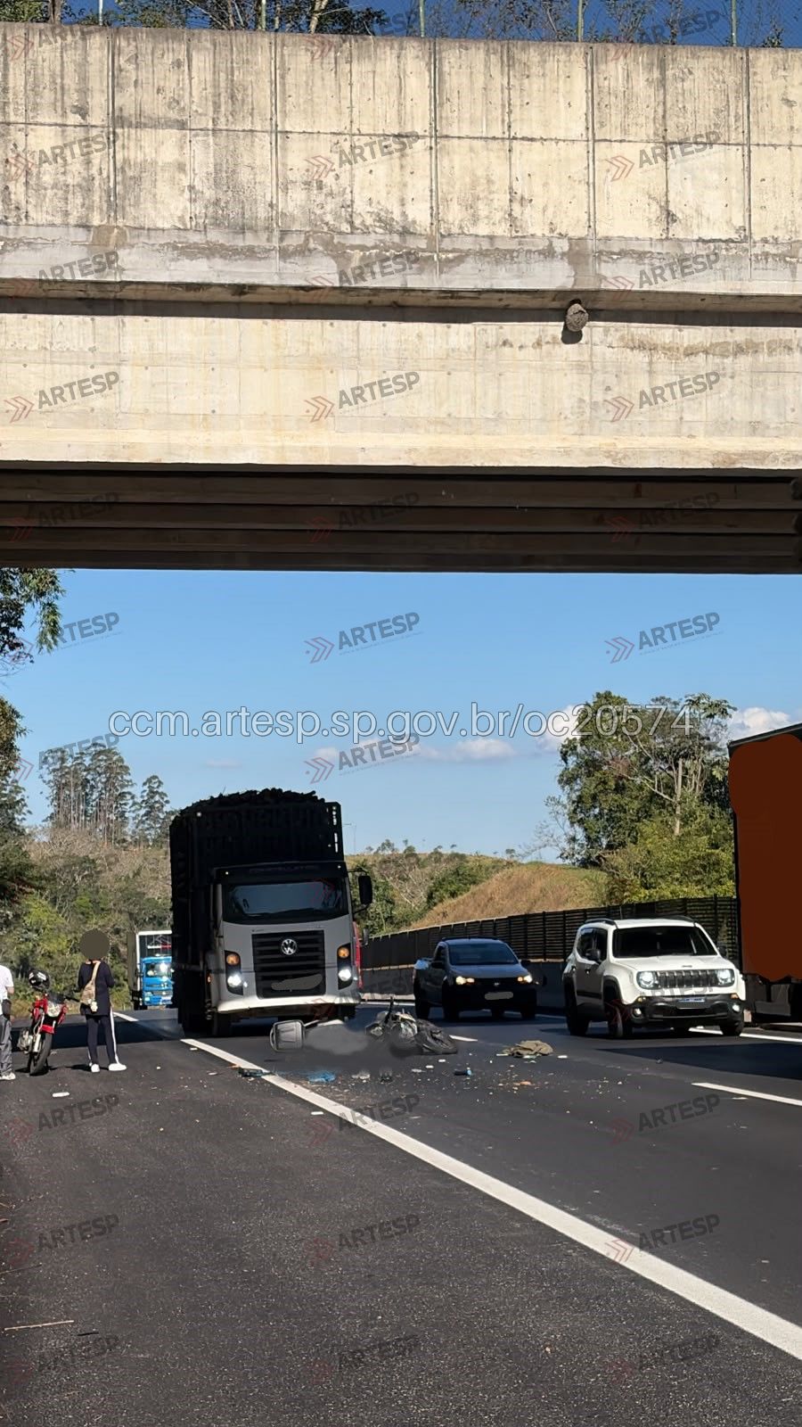 acidente com caminhão na Tamoios em Paraibuna
