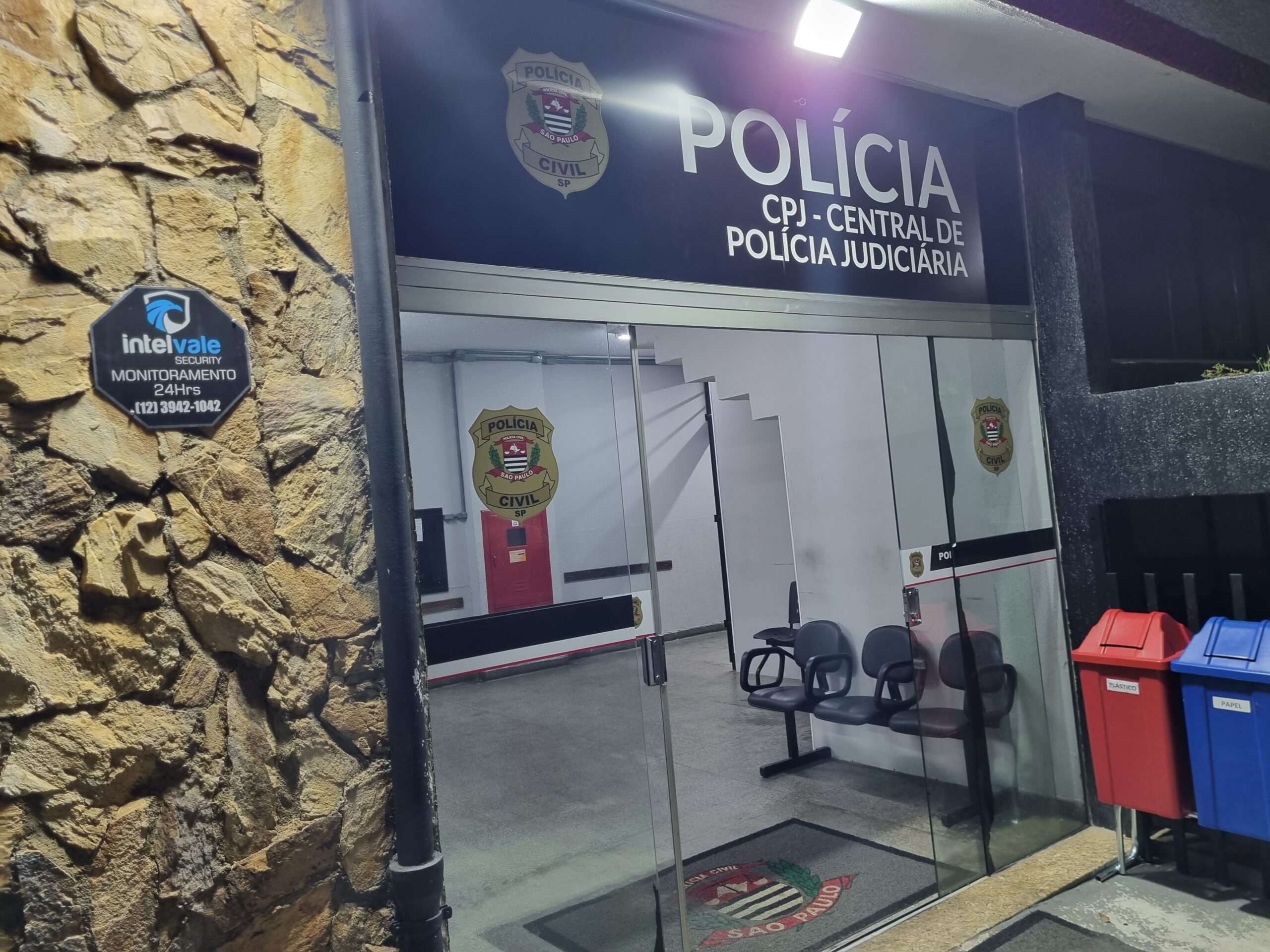 Homem ataca carro com crianças com faca