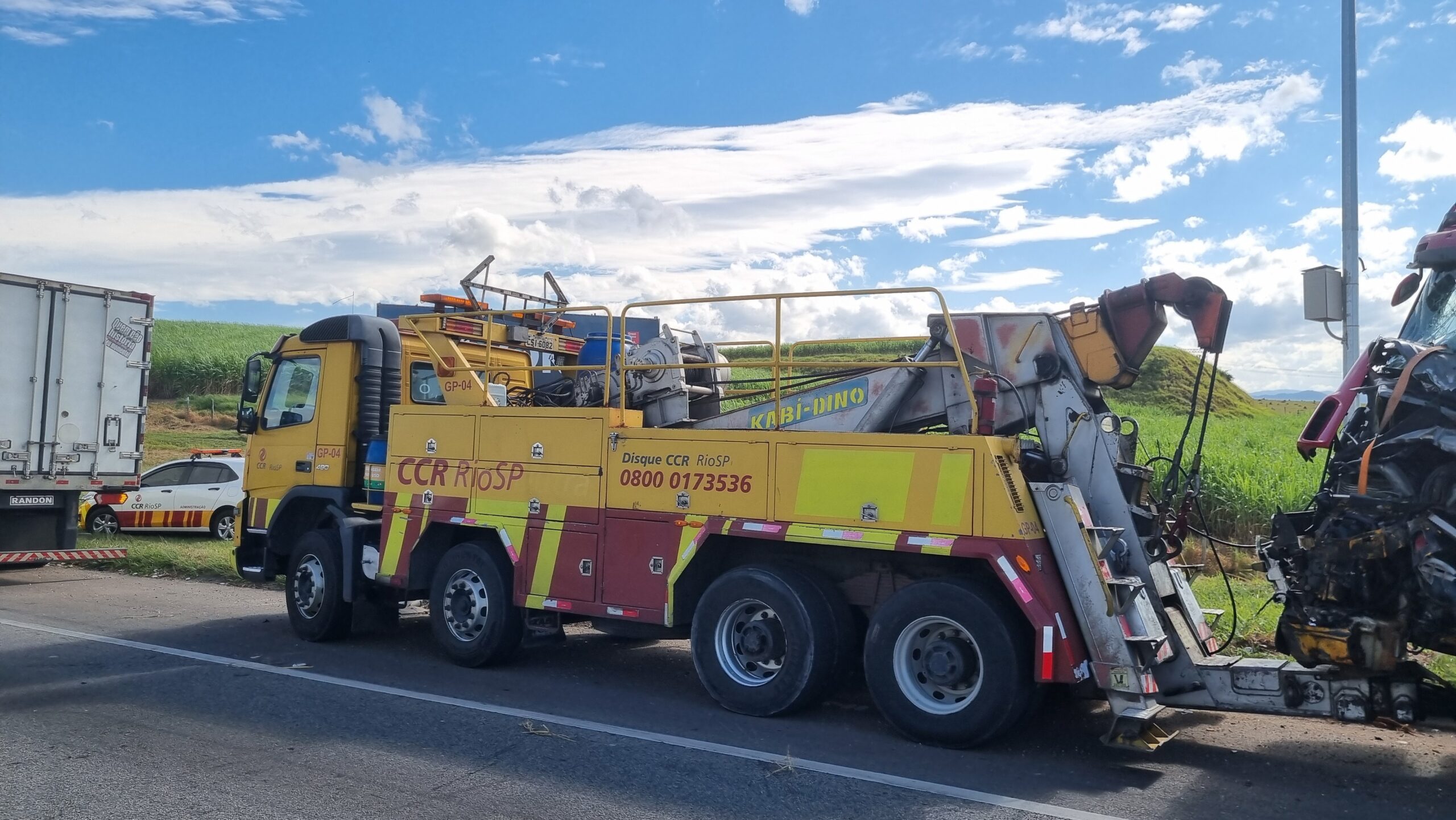 acidente com carretas na Dutra em Roseira