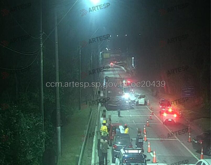 Motorista relata falha no freio antes de acidente com 9 veículos na Serra Antiga da Tamoios; 5 têm ferimentos leves 3 Acidente na Serra Antiga da Tamoios em Caraguatatuba