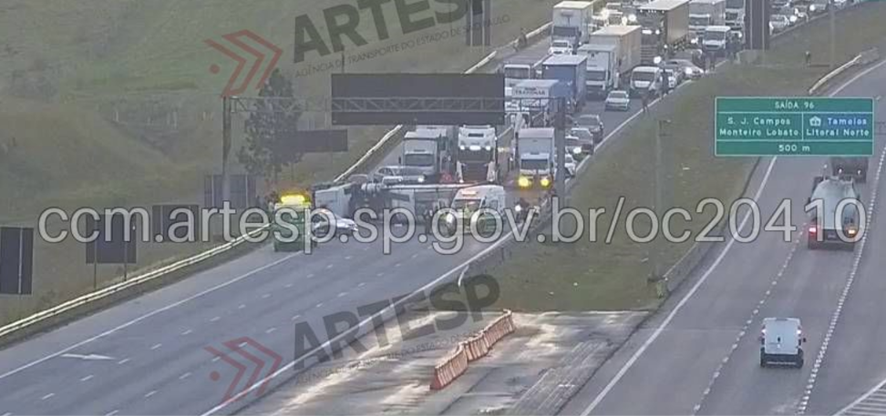 Interdição total na Carvalho Pinto em São José dos Campos é causada por tombamento de carreta com sabão líquido 4 Interdição total na Carvalho Pinto em São José dos Campos