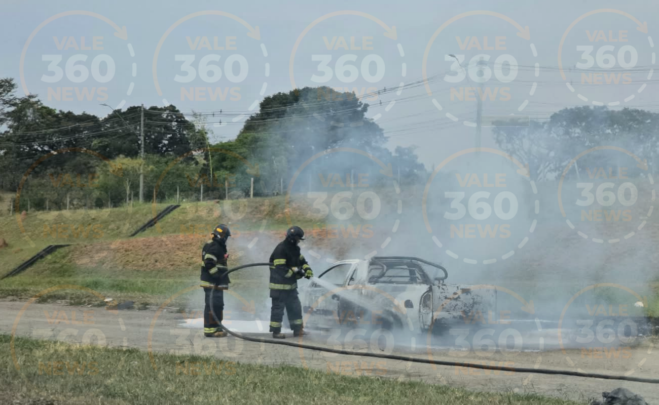 Carro pega fogo na Dutra em São José dos Campos