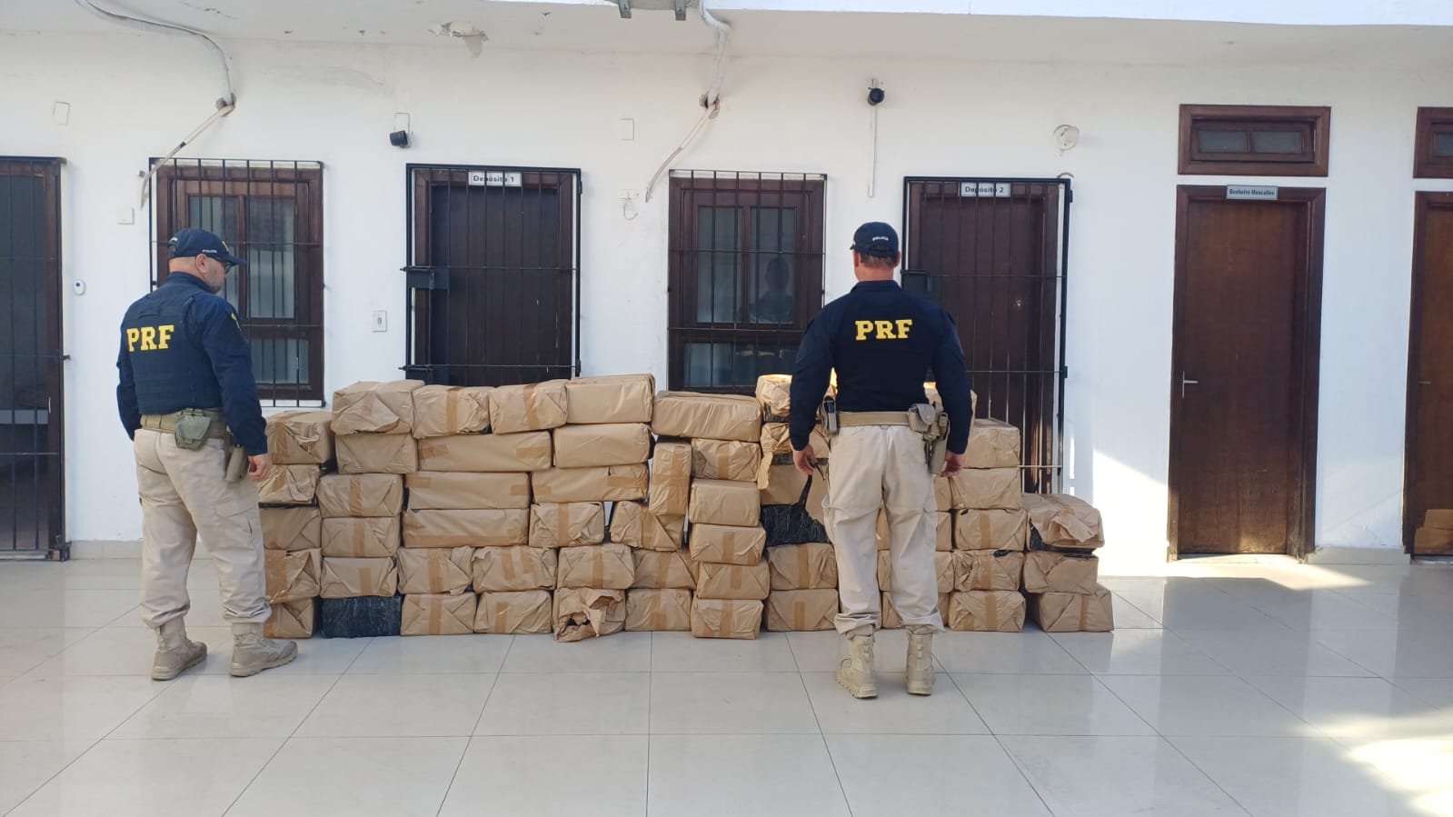 mais de uma tonelada de maconha em caminhão na Dutra