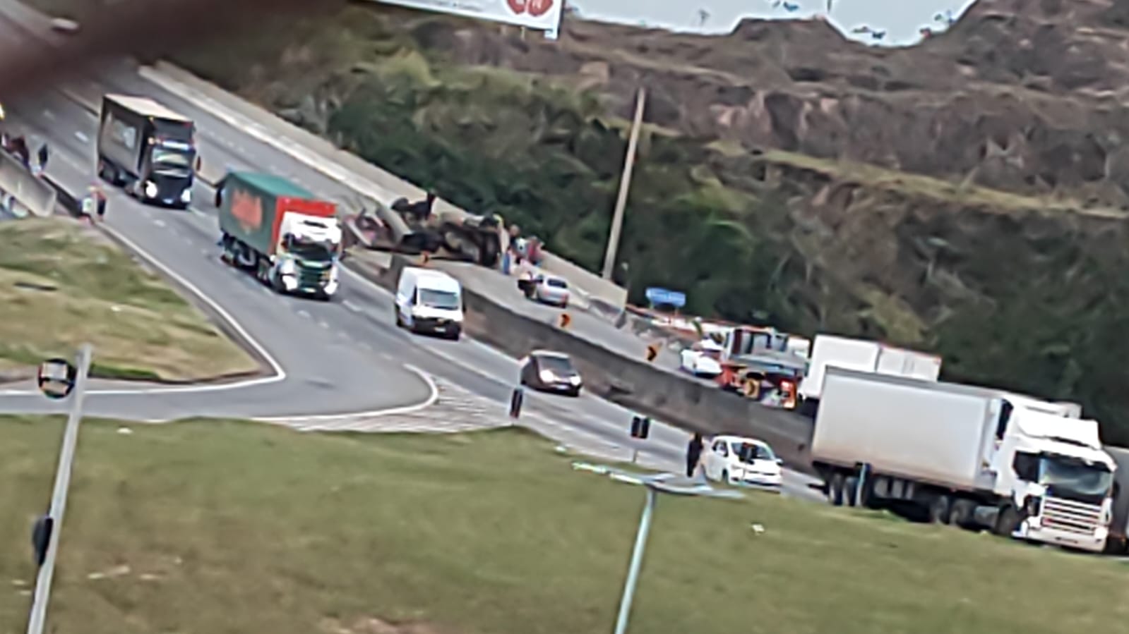 carreta tomba na Dutra em Guaratinguetá