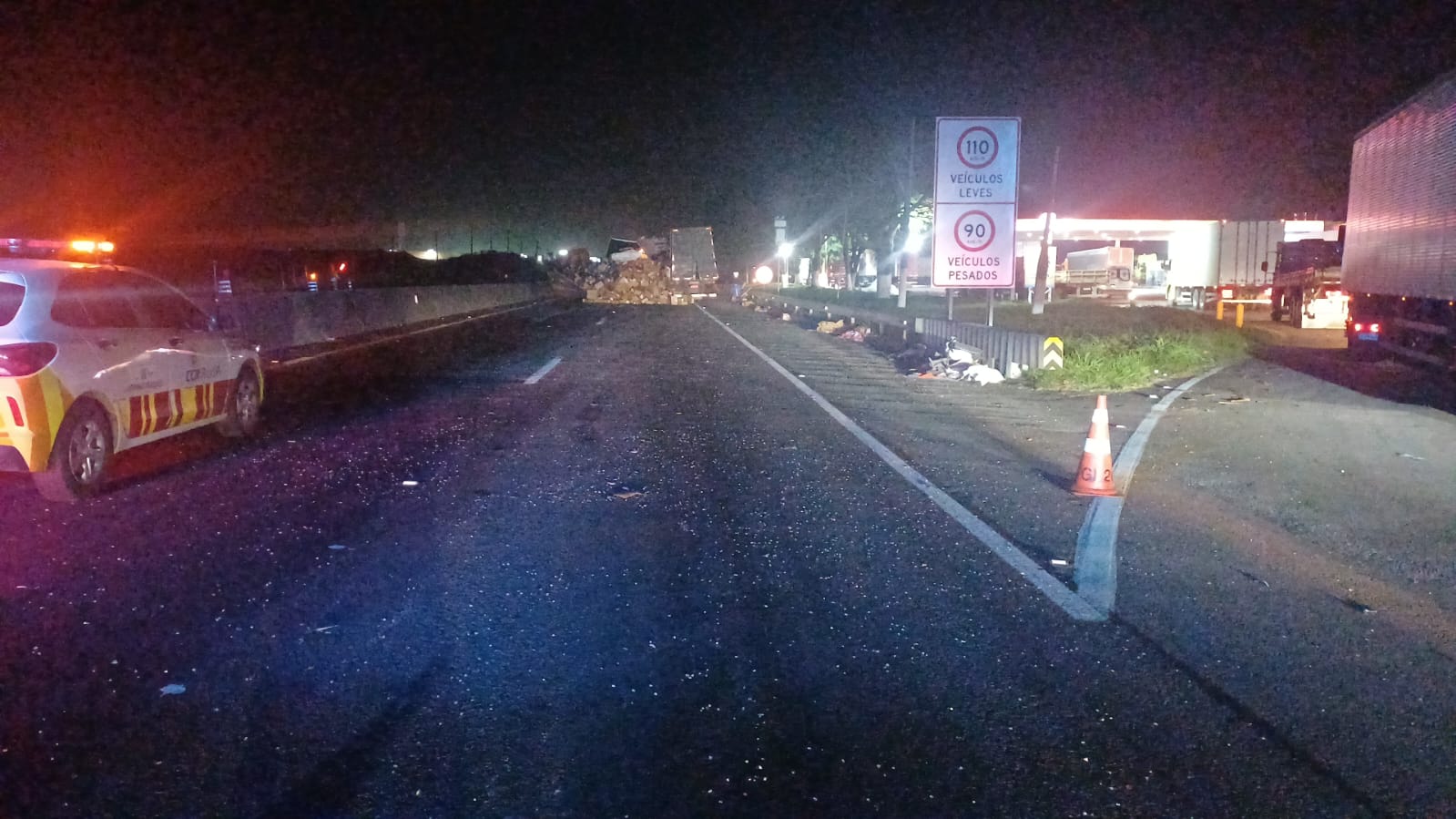 Batida de caminhões interdita a Via Dutra em Pinda