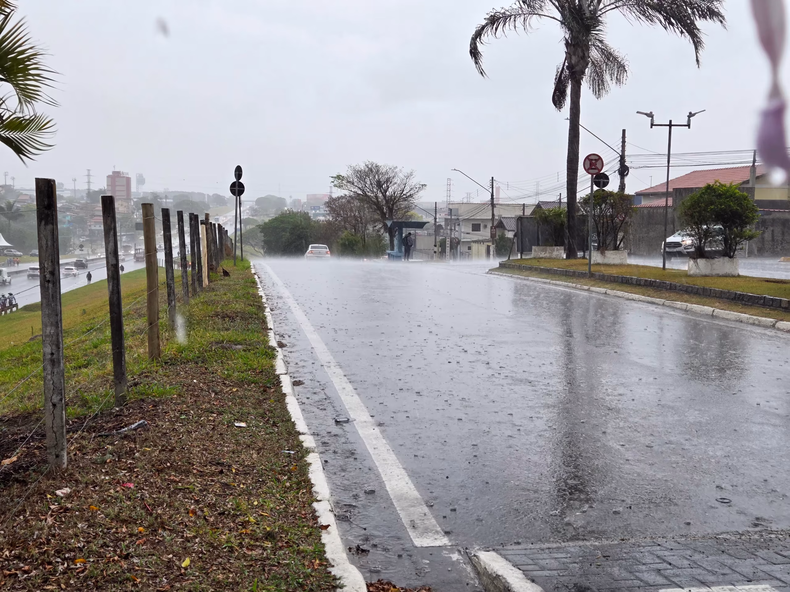 Frente fria traz chuva e frio ao Vale do Paraíba