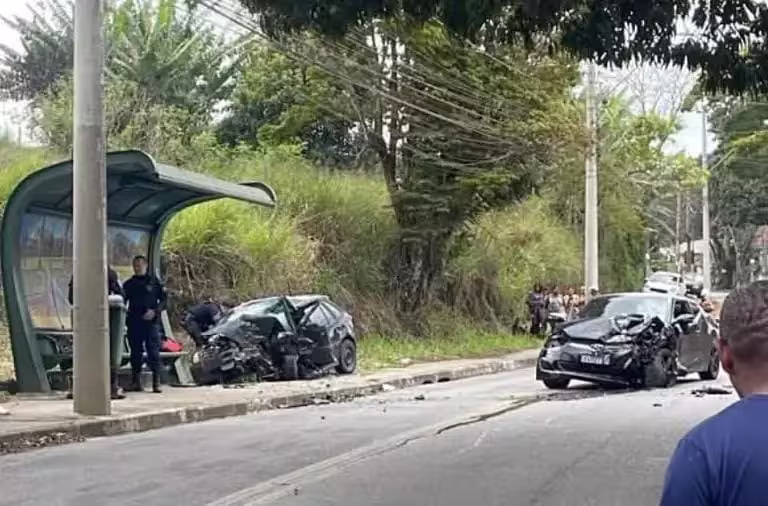 Colisão frontal em São José dos Campos