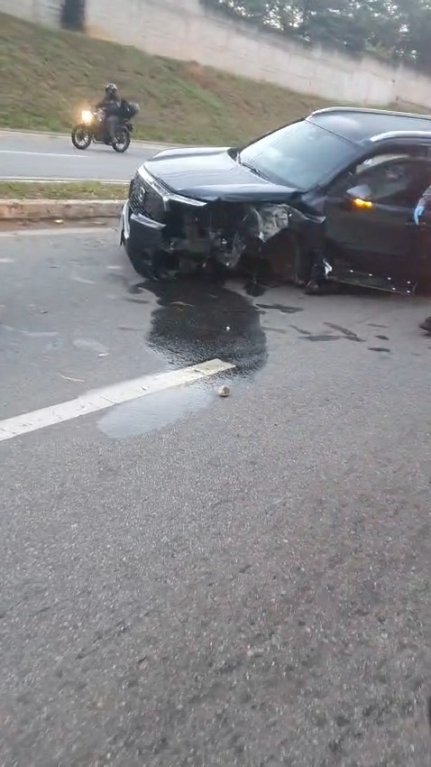 Carro bate em poste e capota