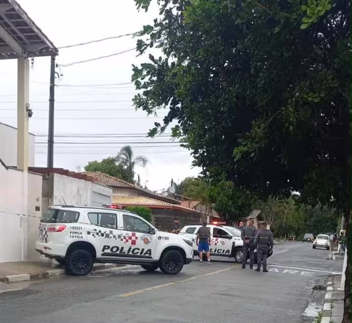 Homem é morto a tiros diante da companheira em Pindamonhangaba