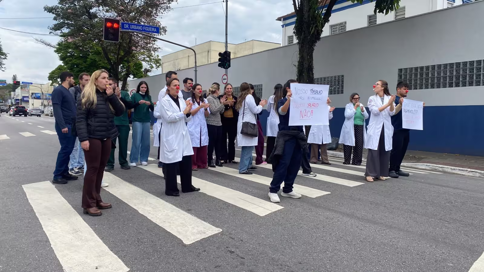 Médicos fazem apitaço e protestam por pagamentos de julho no HMUT