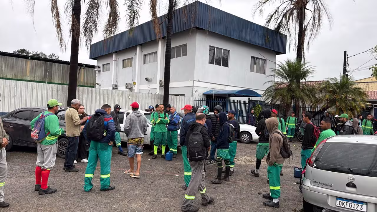 Coletores de lixo paralisam as atividades em São José dos Campos