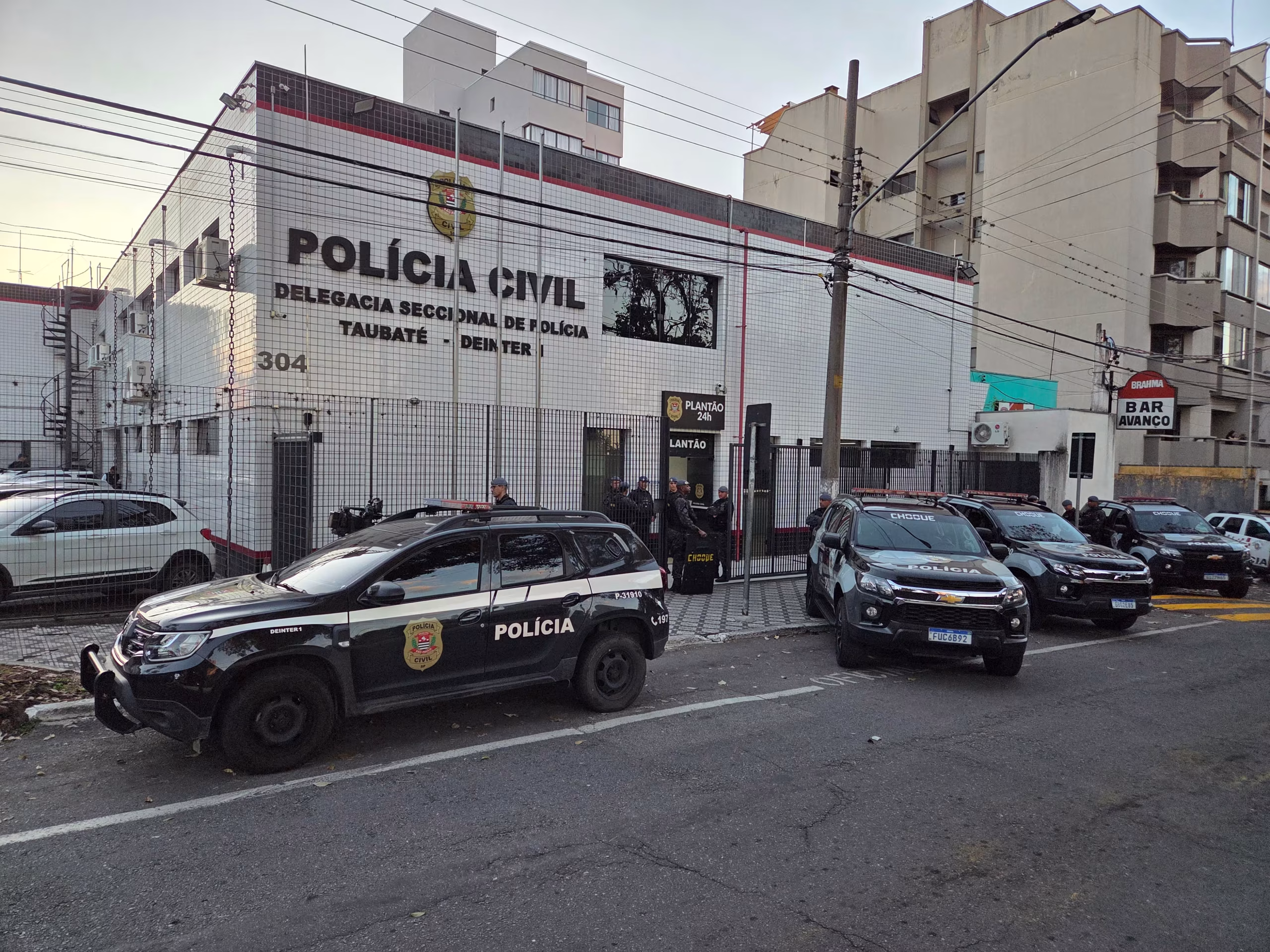 Homem é morto a tiros e facadas em Taubaté
