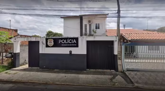 Criminosos encapuzados invadem casa em Potim