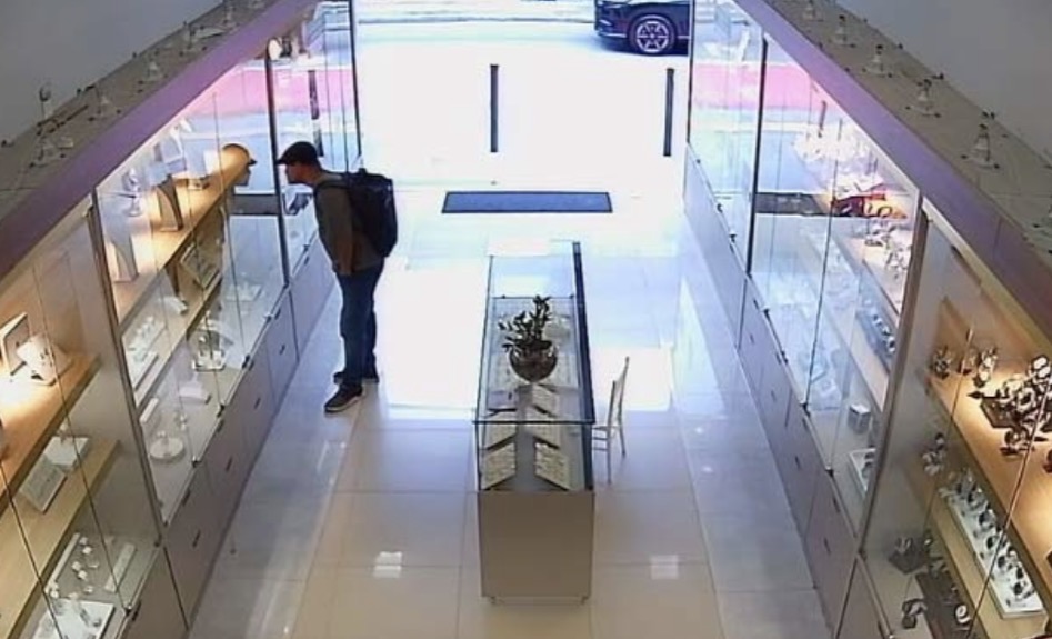 Suspeito furta 17 anéis de joalheria em Caraguatatuba