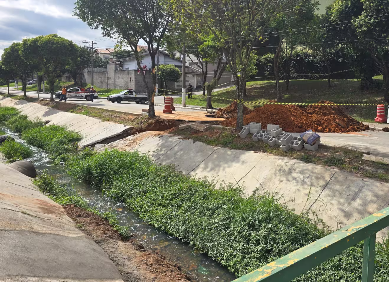 esgoto em córrego da Av. Brasil