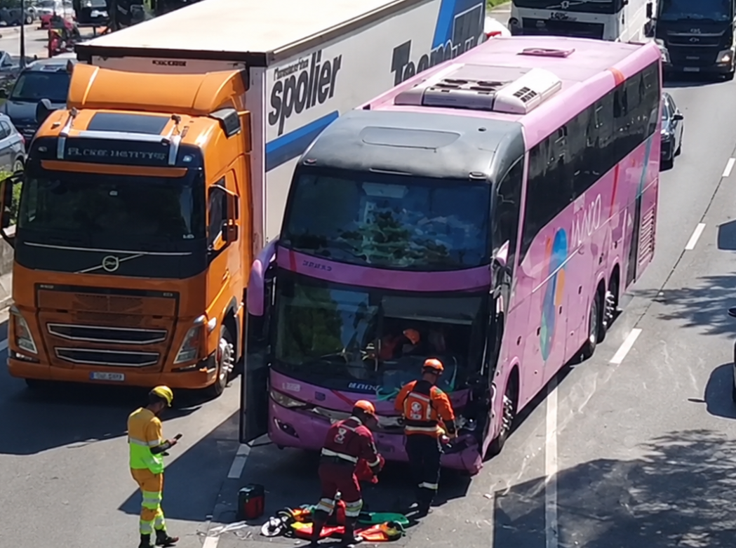 Acidente entre ônibus e carreta interdita totalmente a Via Dutra em Guaratinguetá
