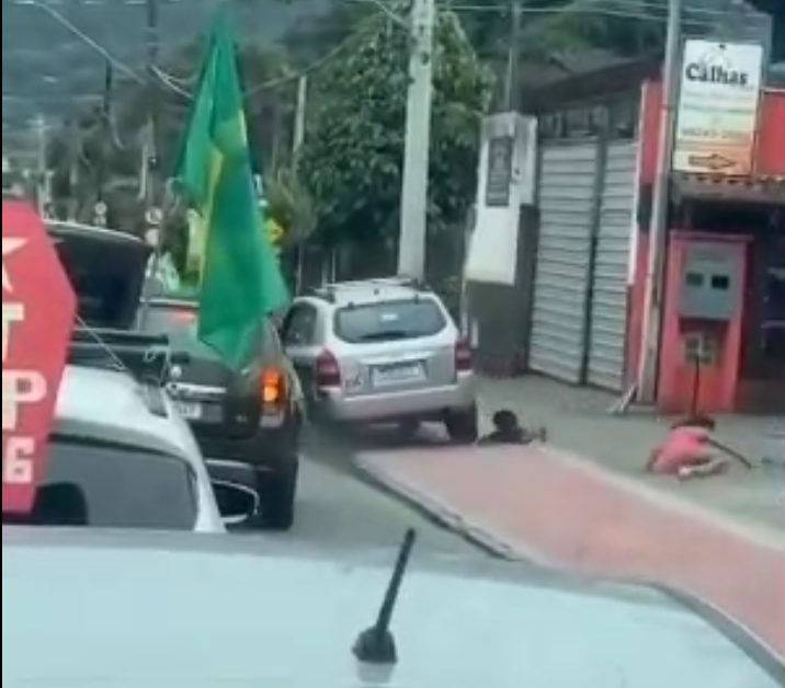 Carro invade ciclovia e atropela duas crianças em Ilhabela