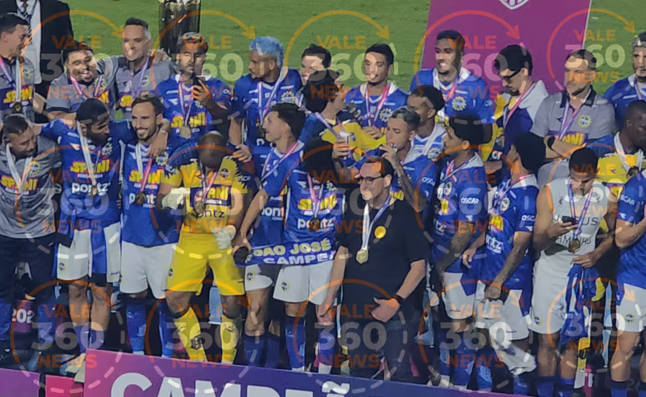 Anderson Farias recebe medalha de campeão