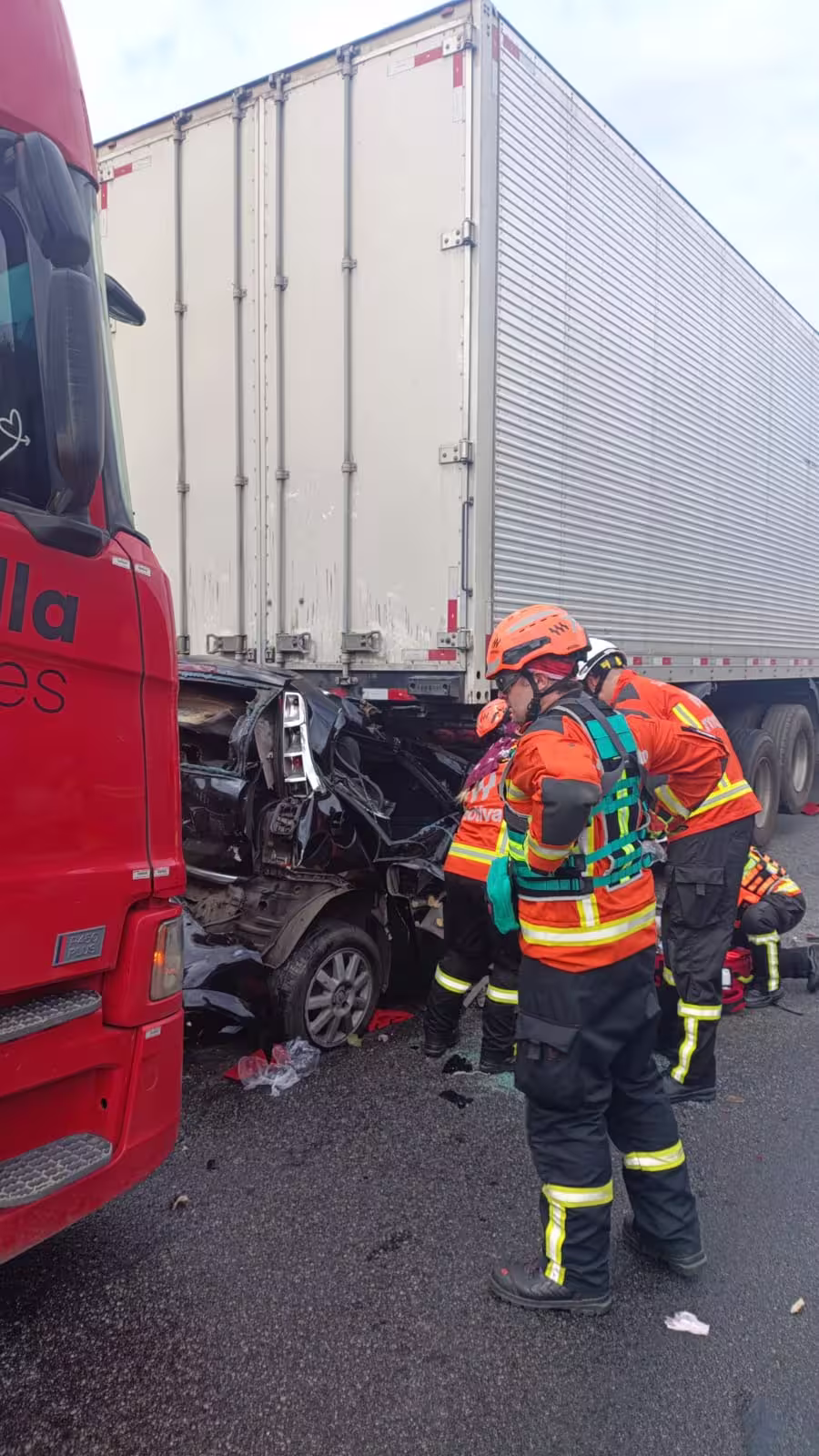 Carro com criança de 3 anos fica prensado entre caminhões em engavetamento na Dutra, em Taubaté. Rodovia é interditada 1 Carro prensado entre dois caminhões na Via Dutra, em Taubaté